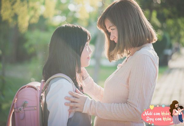 Bố mẹ không nên vội vàng ngăn cấm, thay vào đó hãy giáo dục con bằng phương pháp phù hợp. (Ảnh minh họa)