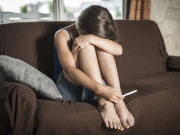 Tin tức - Tin tức 24h: Thấy con gái 14 tuổi nôn ói, người mẹ mua que thử thai về thử và phát hiện sự thật gây sốc