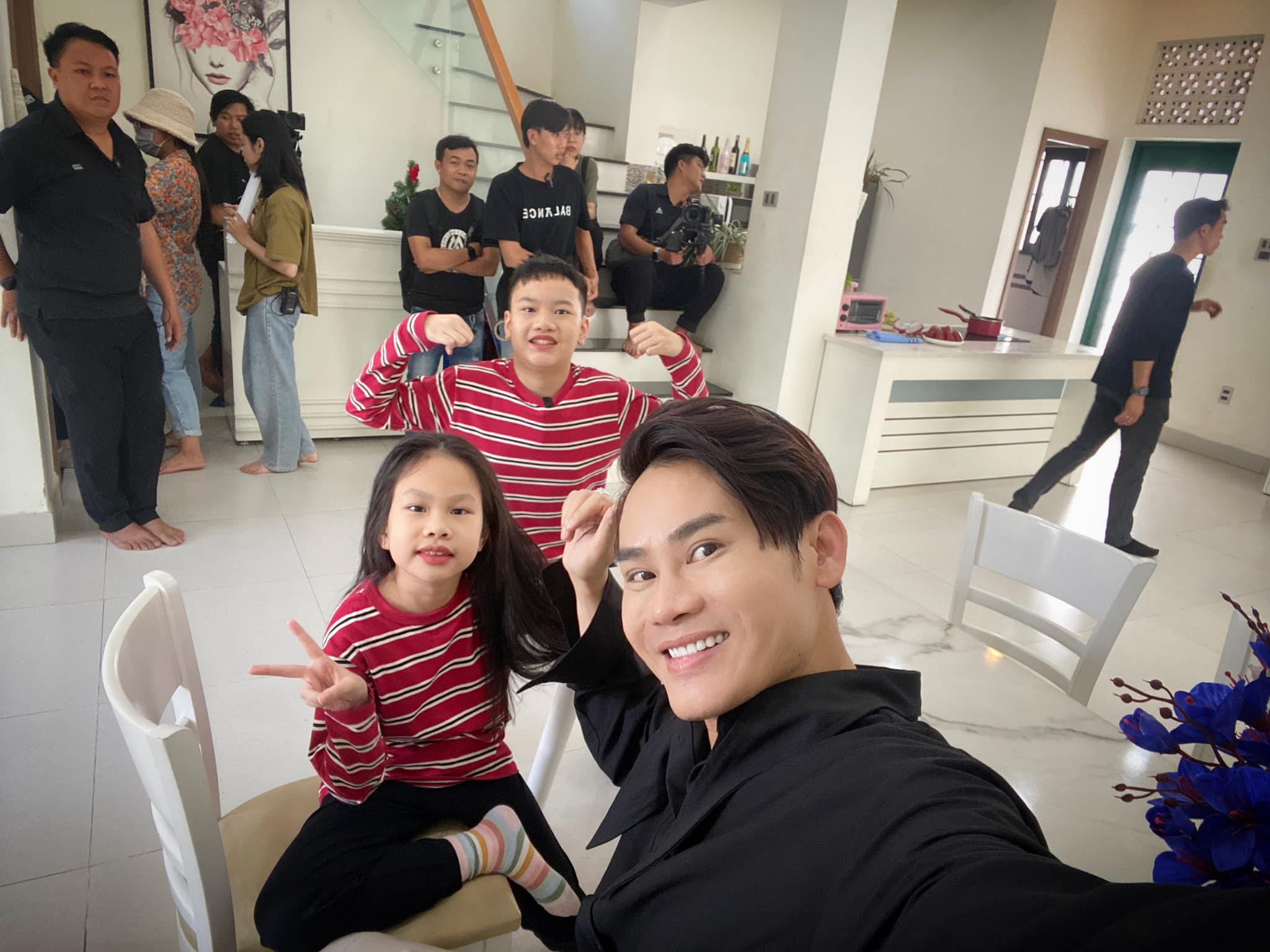 Nam MC VTV U50 trẻ như amp;#34;cậu béamp;#34;: Yêu vợ xinh 9 năm vẫn giữ trong trắng, ngày lễ chuyển khoản liền tay - 17