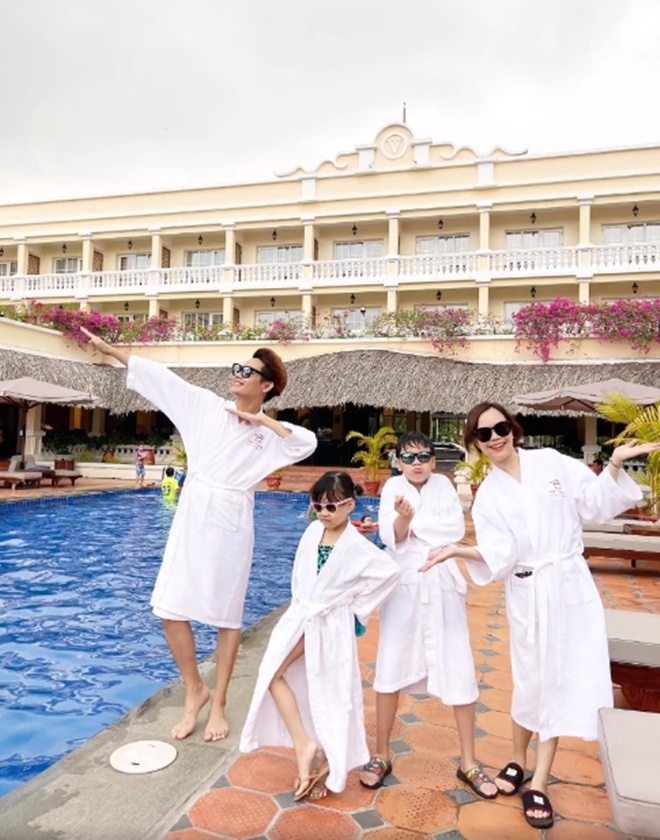 img srchttps://cdn.eva.vn/upload/1-2023/images/2023-02-23/nam-mc-vtv-u50-tre-nhu-cau-be-yeu-vo-xinh-9-nam-van-giu-trong-trang-ngay-le-chuyen-khoan-lien-tay-cats-crop2-1677142466-951-width660height879.jpg /