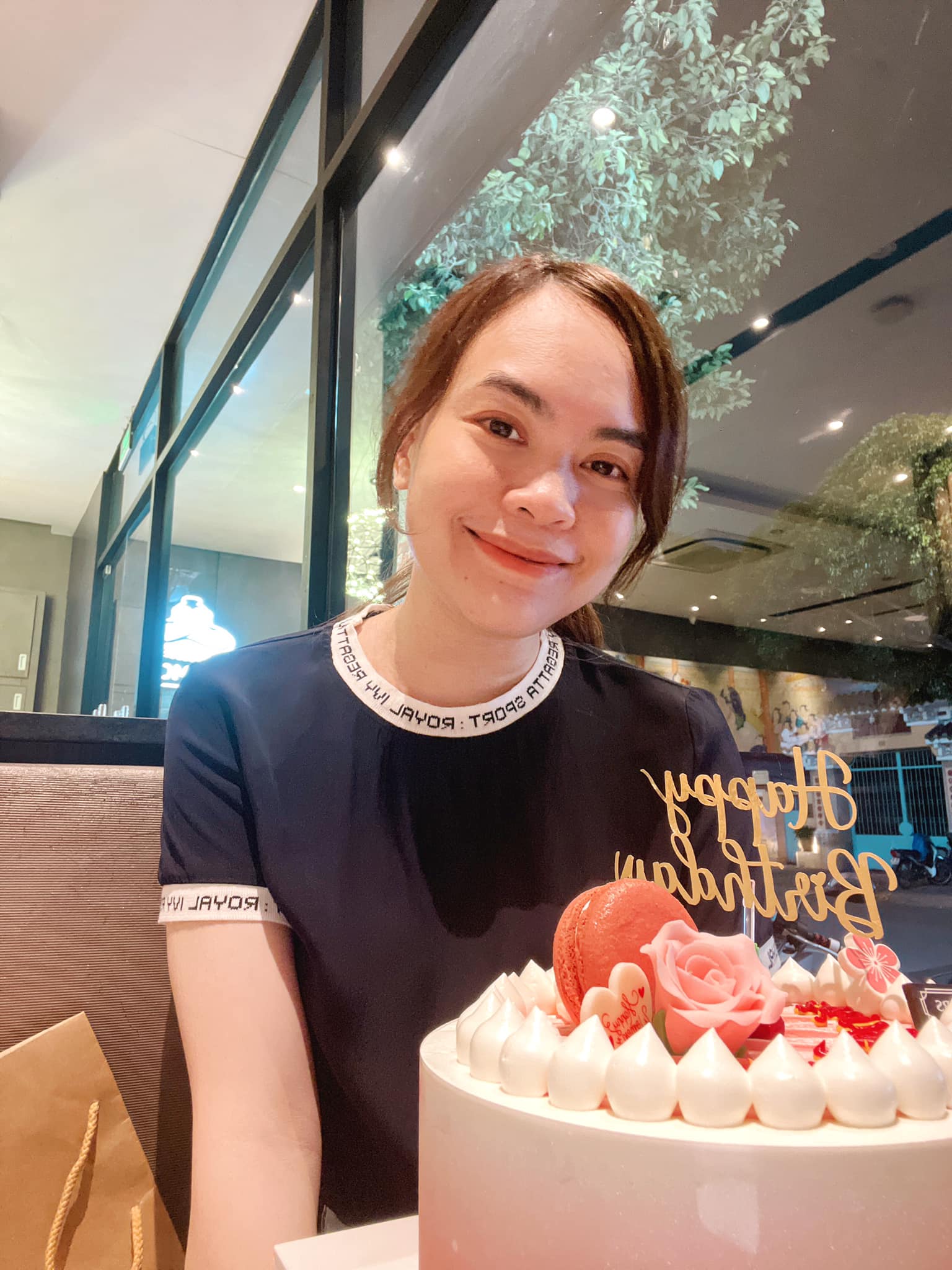 Bà xã từng là bạn học của Hồng Phúc cũng trẻ chẳng kém chồng.