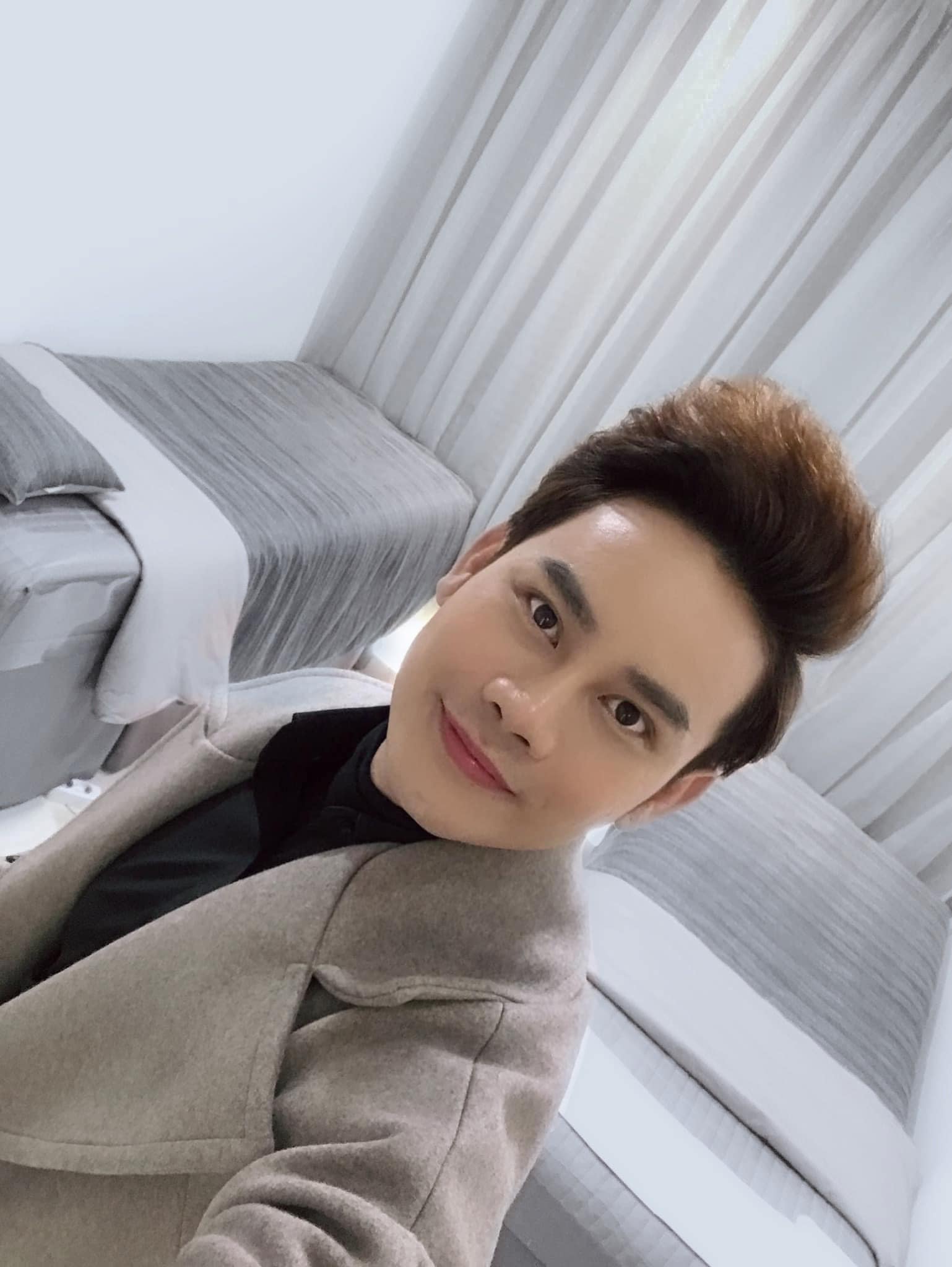 Nam MC VTV U50 trẻ như amp;#34;cậu béamp;#34;: Yêu vợ xinh 9 năm vẫn giữ trong trắng, ngày lễ chuyển khoản liền tay - 1