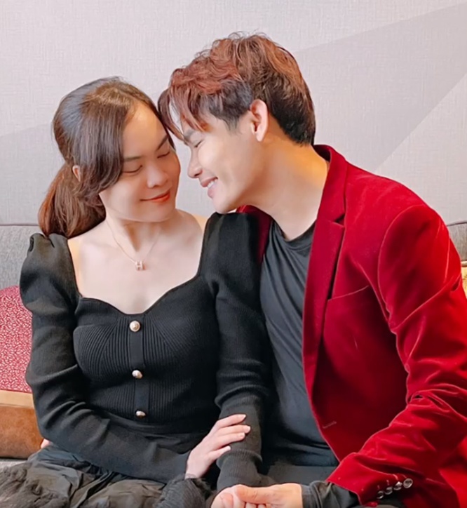 Nam MC VTV U50 trẻ như amp;#34;cậu béamp;#34;: Yêu vợ xinh 9 năm vẫn giữ trong trắng, ngày lễ chuyển khoản liền tay - 19