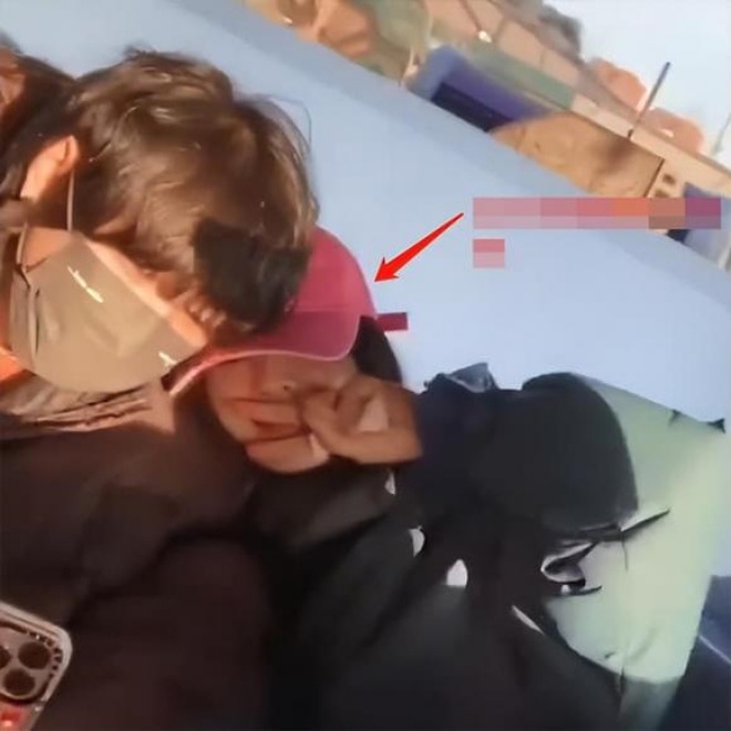 Lưu Thi Thi đi chơi với bạn khác giới.