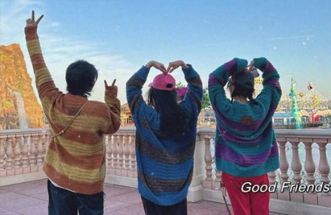 Cô khá thoải mái và vui vẻ.