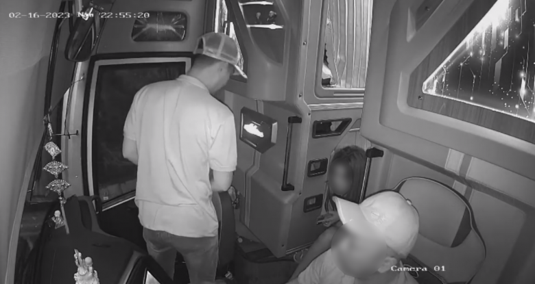 Tài xế đã dừng xe ở làn ưu tiên cho khách xuống đi vệ sinh nhưng nữ hành khách không chịu