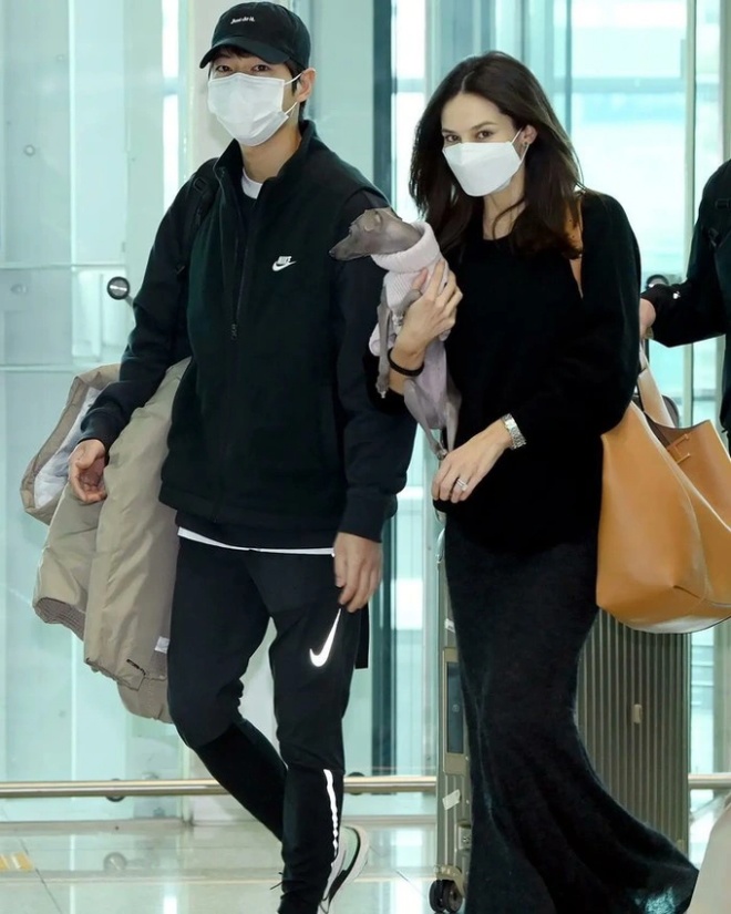 Song Joong Ki và vợ tại sân bay.