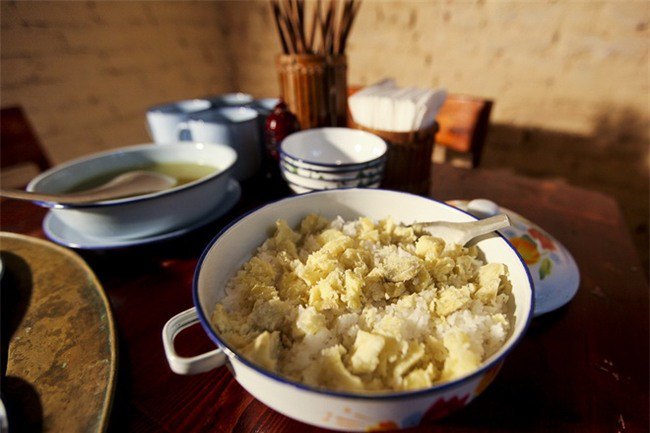 Cơm độn khoai lang là món ăn cứu đói của dân nghèo Việt Nam xưa. (Ảnh minh họa)