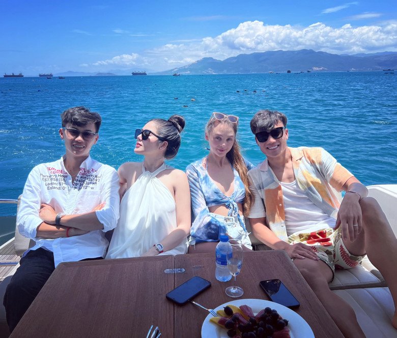 Lê Kim Loan là người con gái Việt nhưng lại sở hữu đường nét rất hút mắt. Cô khoe góc nghiêng cùng làn da xịn sò át cả vợ Tây của Bùi Tiến Dũng ở những ngày cặp đôi mới cưới.