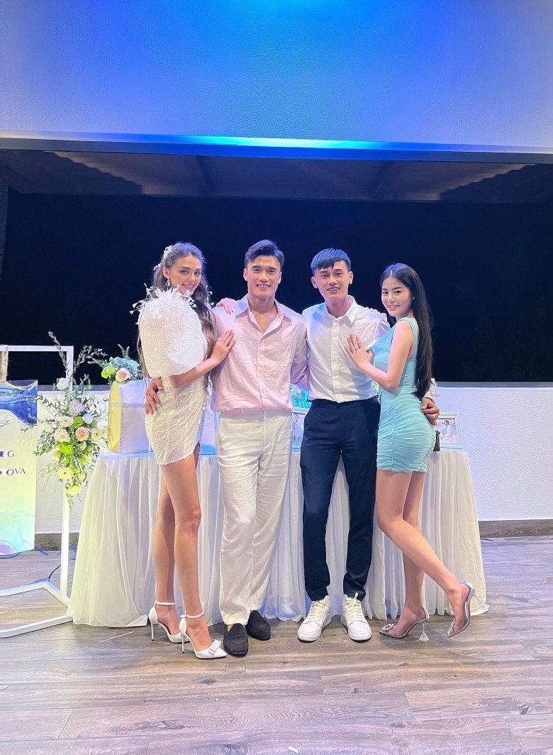 Hot girl siêu xe có mối quan hệ khăng khít với gia đình có visual đẹp đỉnh của làng bóng đá Việt. Trước đó, mẹ bỉm sữa từng diện chiếc đầm bodycon khoe dáng ngọc trong đám cưới Bùi Tiến Dũng và Dianka. Lúc này, cô vừa sinh xong chỉ vài tháng.