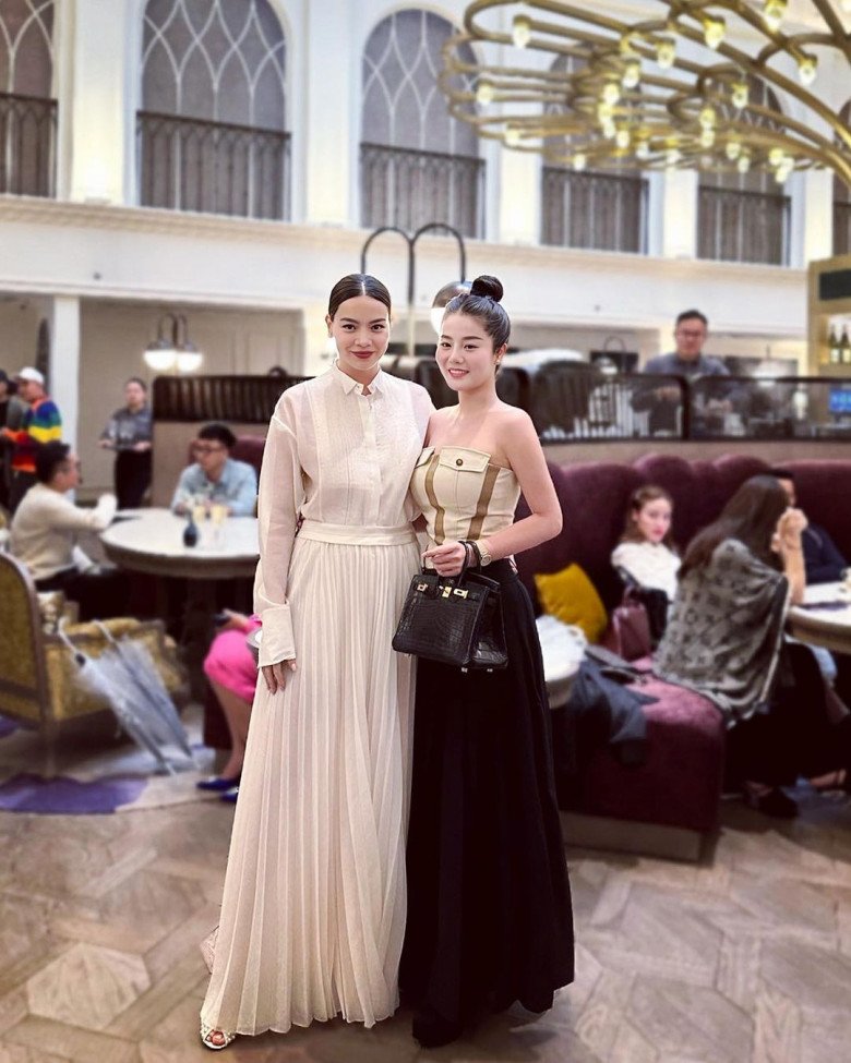 Vợ chồng giới siêu xe Sài Thành còn có mối quan hệ khăng khít với gia đình Cường Đôla, Hồ Ngọc Hà, Minh Nhựa,... Dù không hoạt động showbiz song họ vẫn có tầm ảnh hưởng chẳng kém bất kì siêu sao nổi tiếng nào.