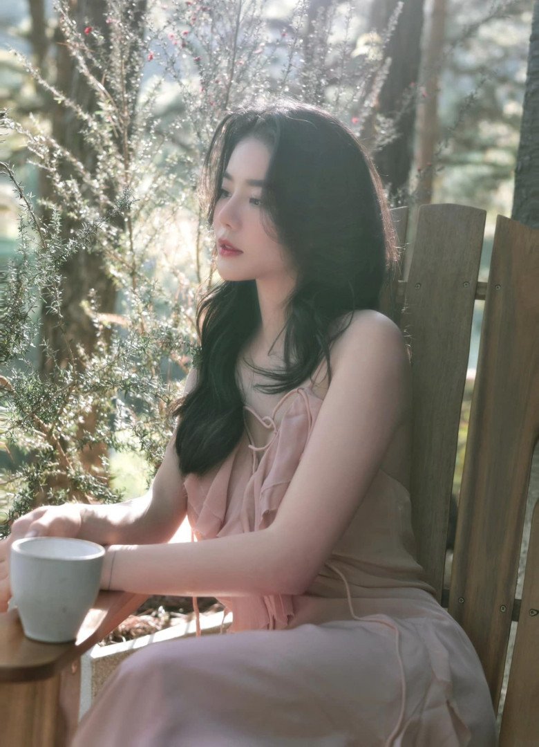 Vẻ đẹp trong veo như nắng mùa Xuân của bà xã đại gia chơi siêu xe khét tiếng Sài Thành. Nhan sắc này còn khiến nhiều người liên tưởng tới Á hậu 1 Tường San của Miss World Vietnam 2019.