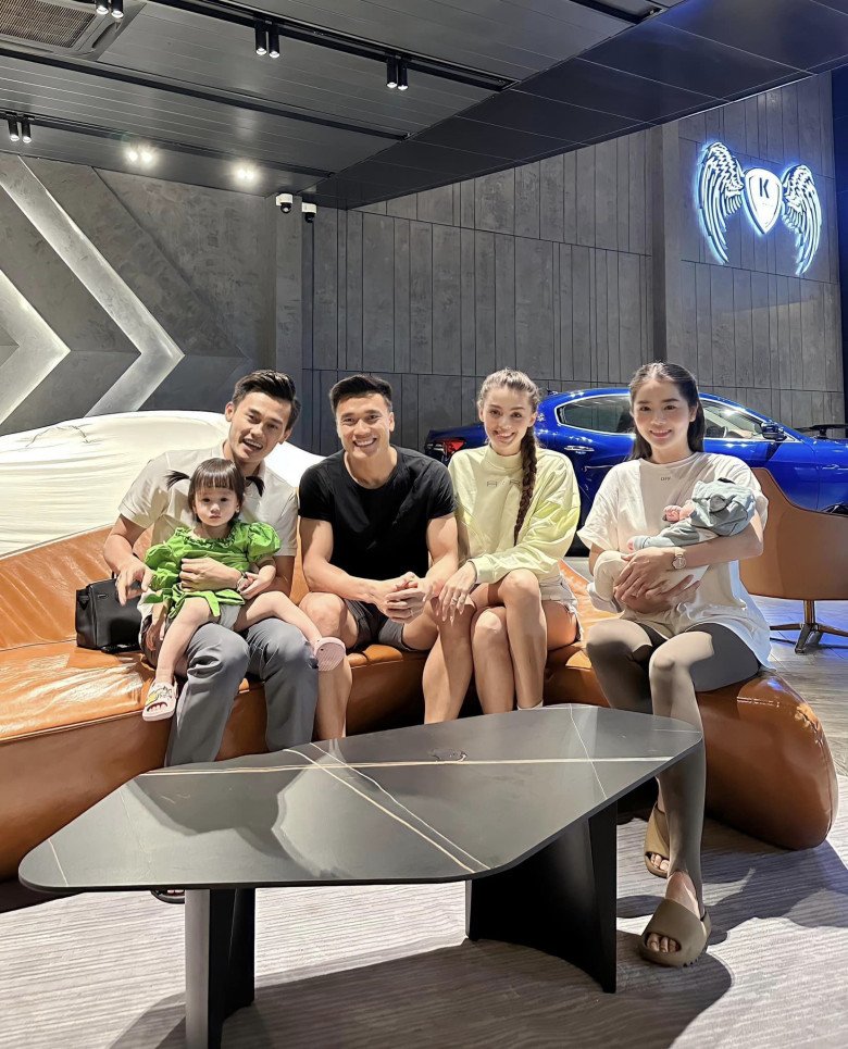 Soái ca của thủ thành bóng chia sẻ với dòng chú thích: Họp gia đình. Lần đầu gặp mặt của Kim với Danil.