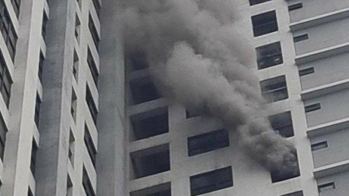 Theo đó, vào khoảng 10h sáng 24/2, tại căn hộ số 22xx, của anh T.V.T. (35 tuổi, ở tòa R2, chung cư Goldmark City, phường Phú Diễn, quận Bắc Từ Liêm, Hà Nội) bất ngờ xảy ra cháy. Nhận được tin báo, Đội Cảnh sát PCCCamp;CNCH, Công an quận Bắc Từ Liêm điều ba xe chữa cháy cùng nhiều cán bộ, chiến sĩ tới hiện trường dập lửa, hướng dẫn người dân thoát nạn ra ngoài.