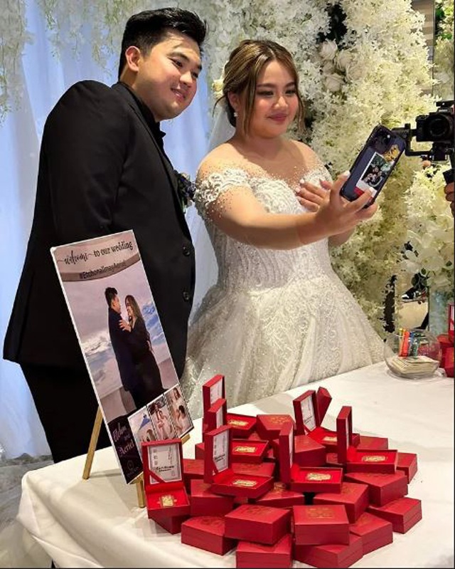 Cô dâu chú rể amp;#34;chơi trộiamp;#34;, tặng mỗi khách đến dự đám cưới một miếng vàng thật - 1