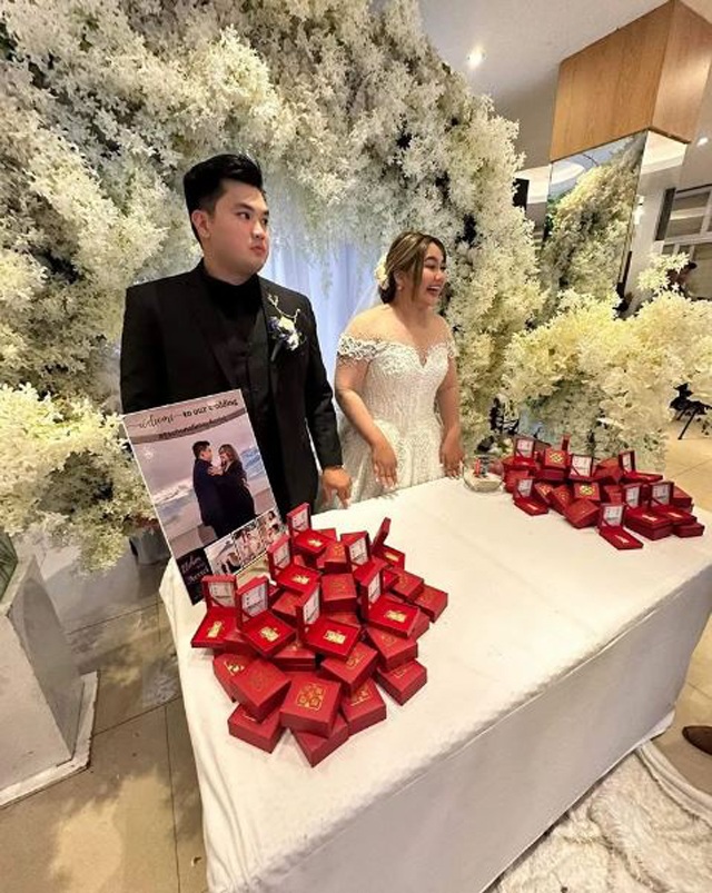 Cô dâu chú rể amp;#34;chơi trộiamp;#34;, tặng mỗi khách đến dự đám cưới một miếng vàng thật - 2