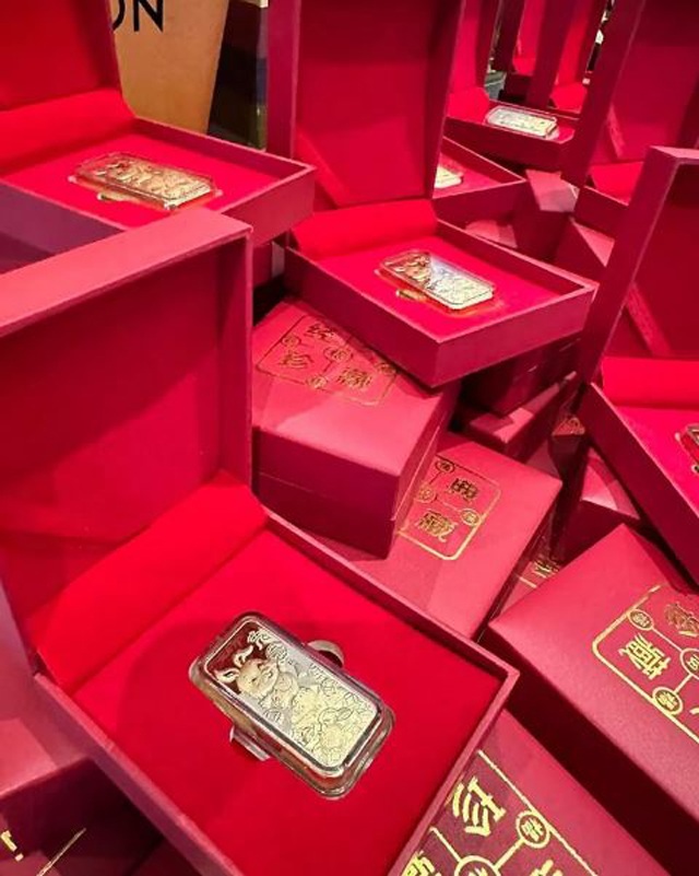 Cô dâu chú rể amp;#34;chơi trộiamp;#34;, tặng mỗi khách đến dự đám cưới một miếng vàng thật - 3