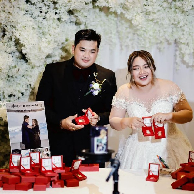 Cô dâu chú rể amp;#34;chơi trộiamp;#34;, tặng mỗi khách đến dự đám cưới một miếng vàng thật - 4