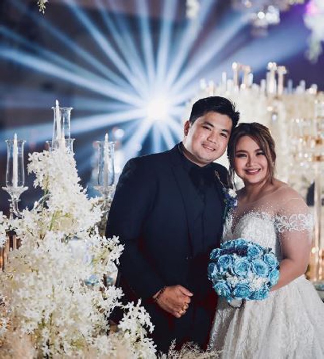 Cô dâu chú rể amp;#34;chơi trộiamp;#34;, tặng mỗi khách đến dự đám cưới một miếng vàng thật - 5