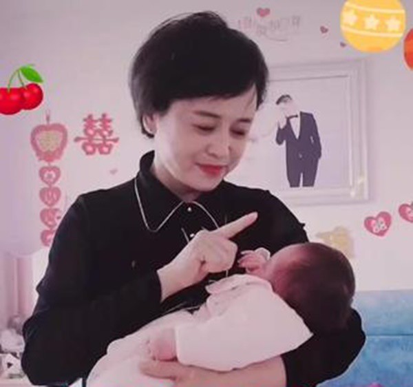 Con sơ sinh thường xuyên gãi đầu, nghe mẹ chồng nói 1 câu tôi liền giằng lấy đứa trẻ không cho bà bế nữa - 1