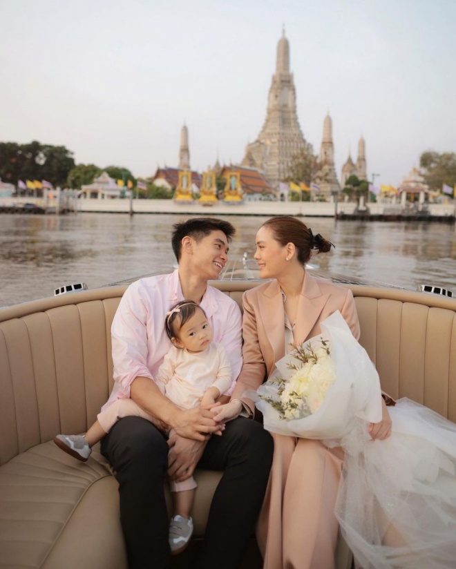 Janie giờ hạnh phúc bên tình yêu kém tuổi cùng cô con gái cưng.