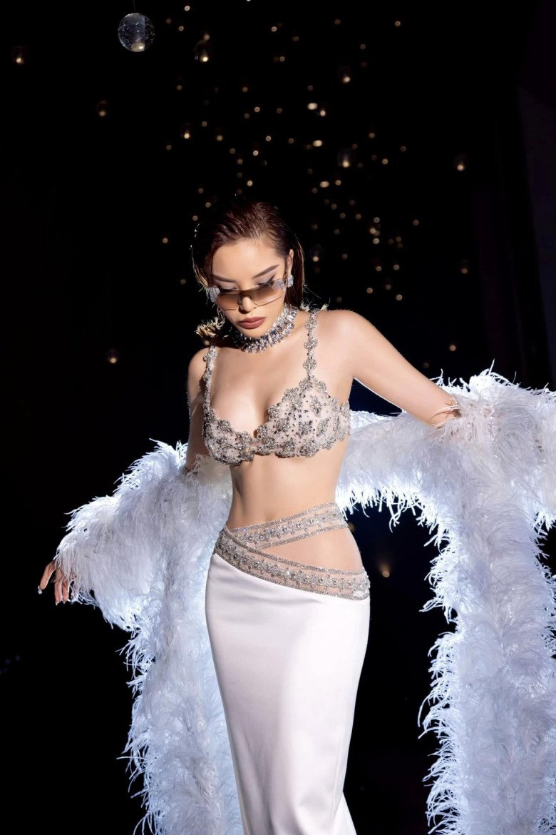 Vóc dáng của chân dài 9X cũng luôn được duy trì nóng bỏng. Với hình thể chuẩn chỉnh, body khô mỡ này, khó ai có thể chê được.