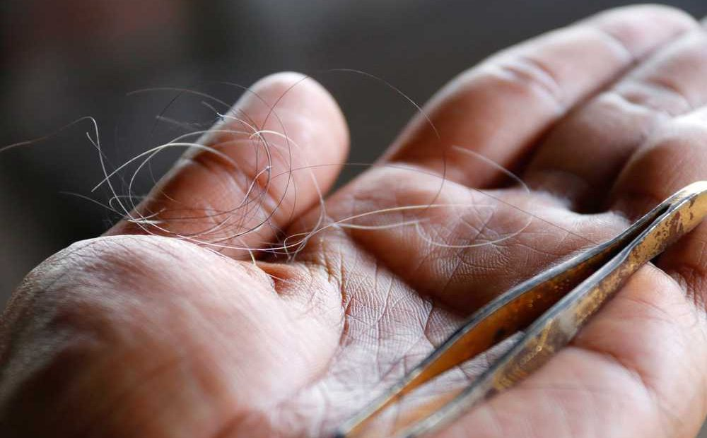 Nghề lạ “bới đen tìm trắng” hái ra tiền, khách vào nườm nượp, ra về trông trẻ thêm mấy tuổi - 1