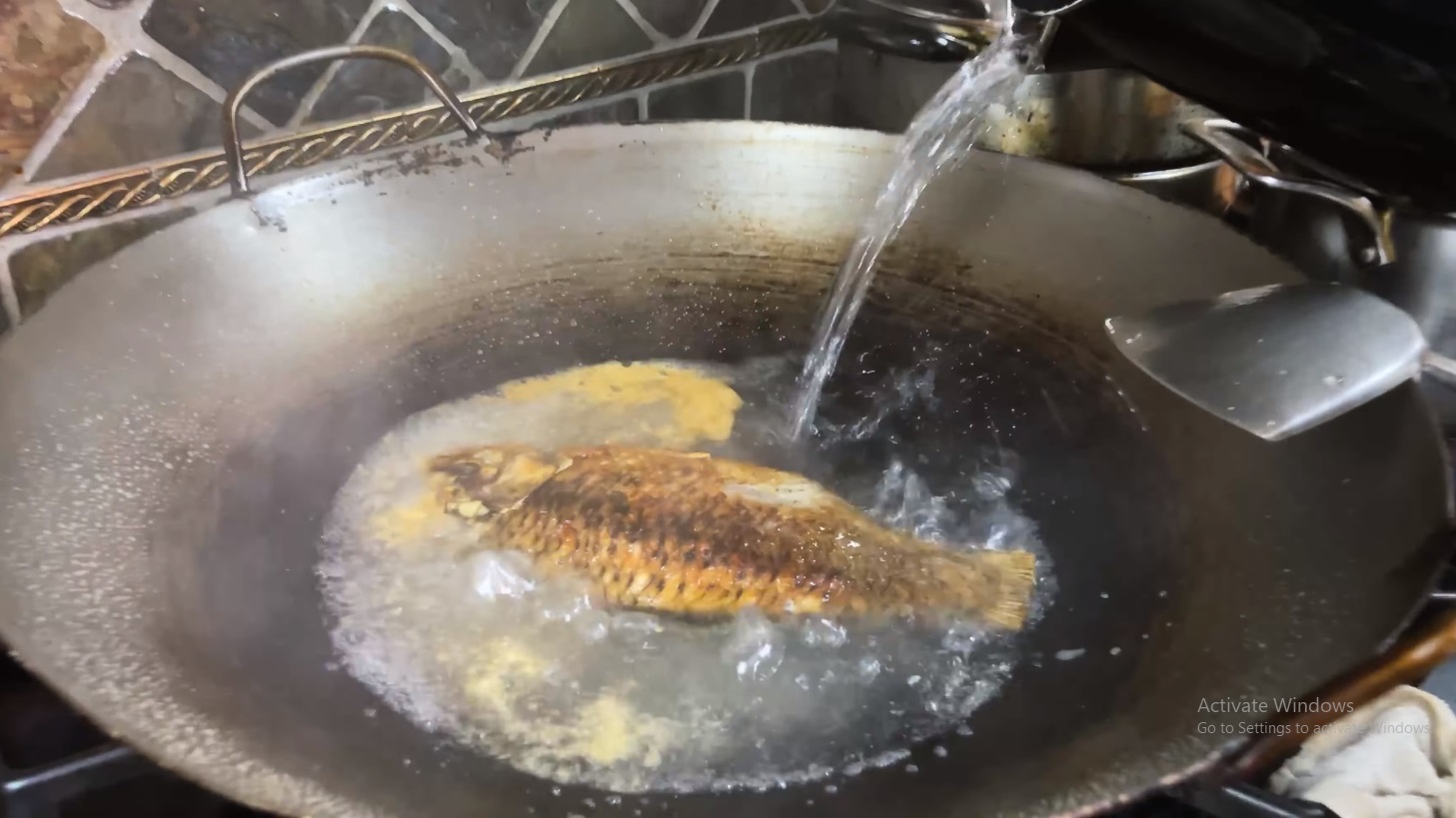 Nấu canh cá bằng nước nóng hay lạnh? Bấy lâu làm sai bảo sao thịt cá không mềm, dinh dưỡng giảm 1 nửa và còn rất tanh - 3
