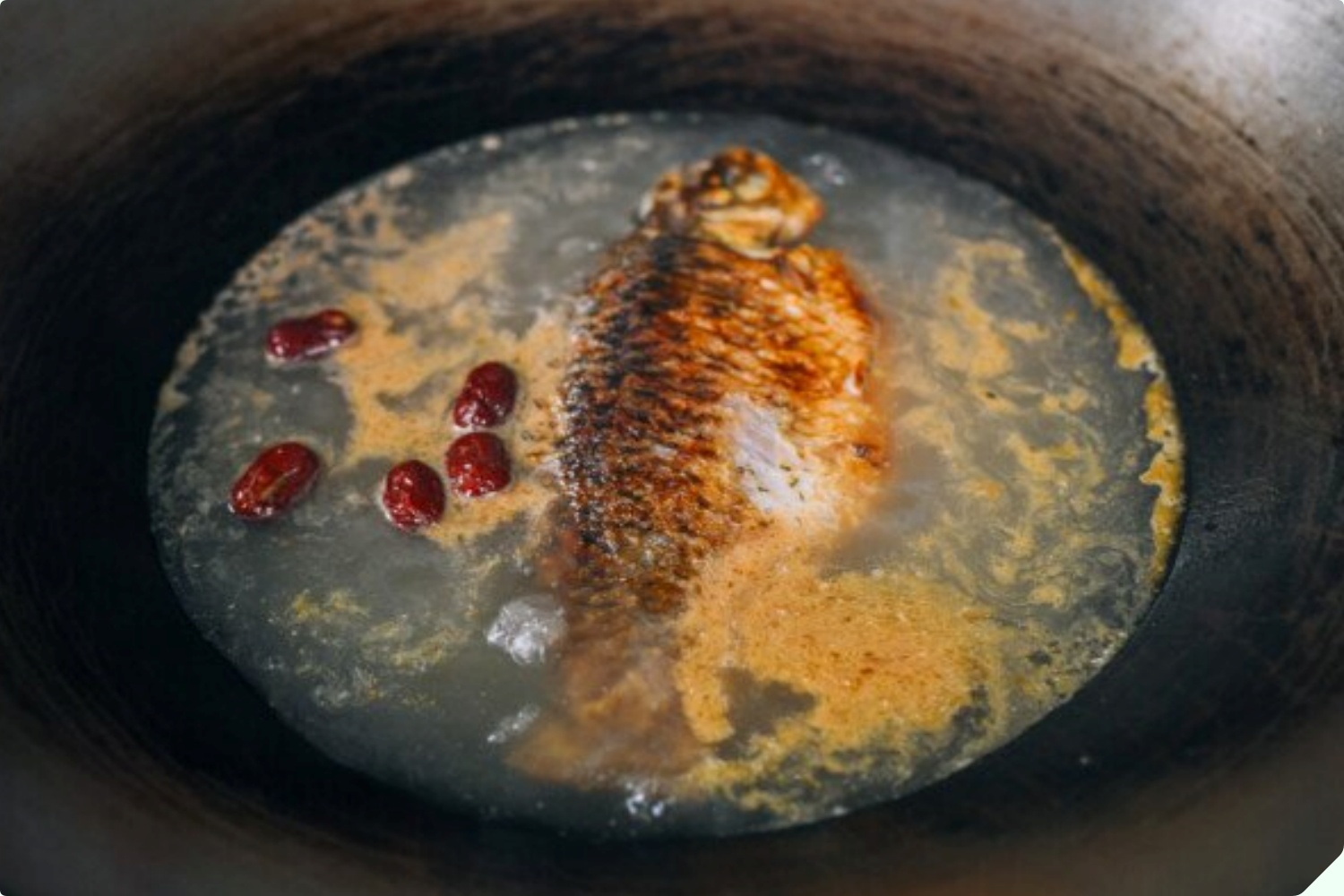 Nấu canh cá bằng nước nóng hay lạnh? Bấy lâu làm sai bảo sao thịt cá không mềm, dinh dưỡng giảm 1 nửa và còn rất tanh - 10