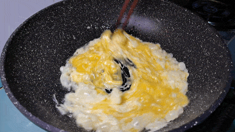 Rang cơm nên cho trứng hay chiên cơm trước? Đầu bếp mách nhỏ 1 bí kíp, hạt cơm mềm và trong veo - Ảnh 9.