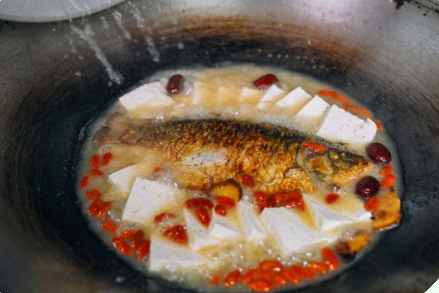 Nấu canh cá bằng nước nóng hay lạnh? Bấy lâu làm sai bảo sao thịt cá không mềm, dinh dưỡng giảm 1 nửa và còn rất tanh - 11
