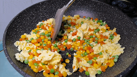 Rang cơm nên cho trứng hay chiên cơm trước? Đầu bếp mách nhỏ 1 bí kíp, hạt cơm mềm và trong veo - Ảnh 10.