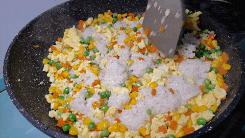 Rang cơm nên cho trứng hay chiên cơm trước? Đầu bếp mách nhỏ 1 bí kíp, hạt cơm mềm và trong veo - Ảnh 11.