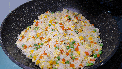 Rang cơm nên cho trứng hay chiên cơm trước? Đầu bếp mách nhỏ 1 bí kíp, hạt cơm mềm và trong veo - Ảnh 13.