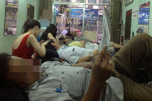 Nghề lạ “bới đen tìm trắng” hái ra tiền, khách vào nườm nượp, ra về trông trẻ thêm mấy tuổi - 2