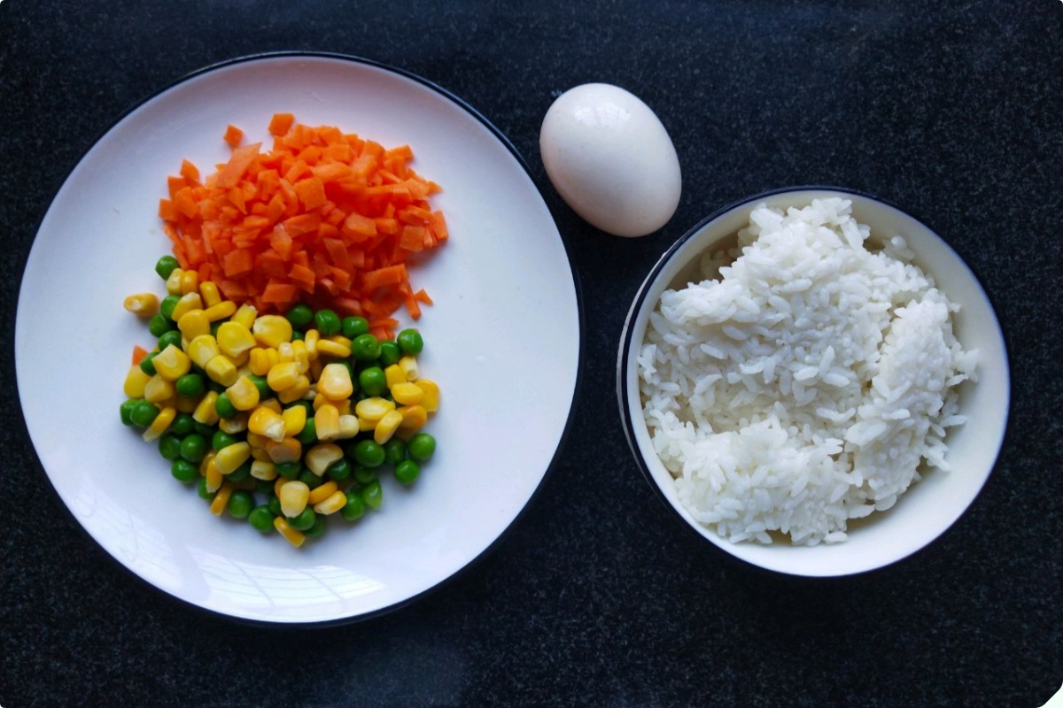 Rang cơm nên cho trứng hay chiên cơm trước? Đầu bếp mách nhỏ 1 bí kíp, hạt cơm mềm và trong veo - 4
