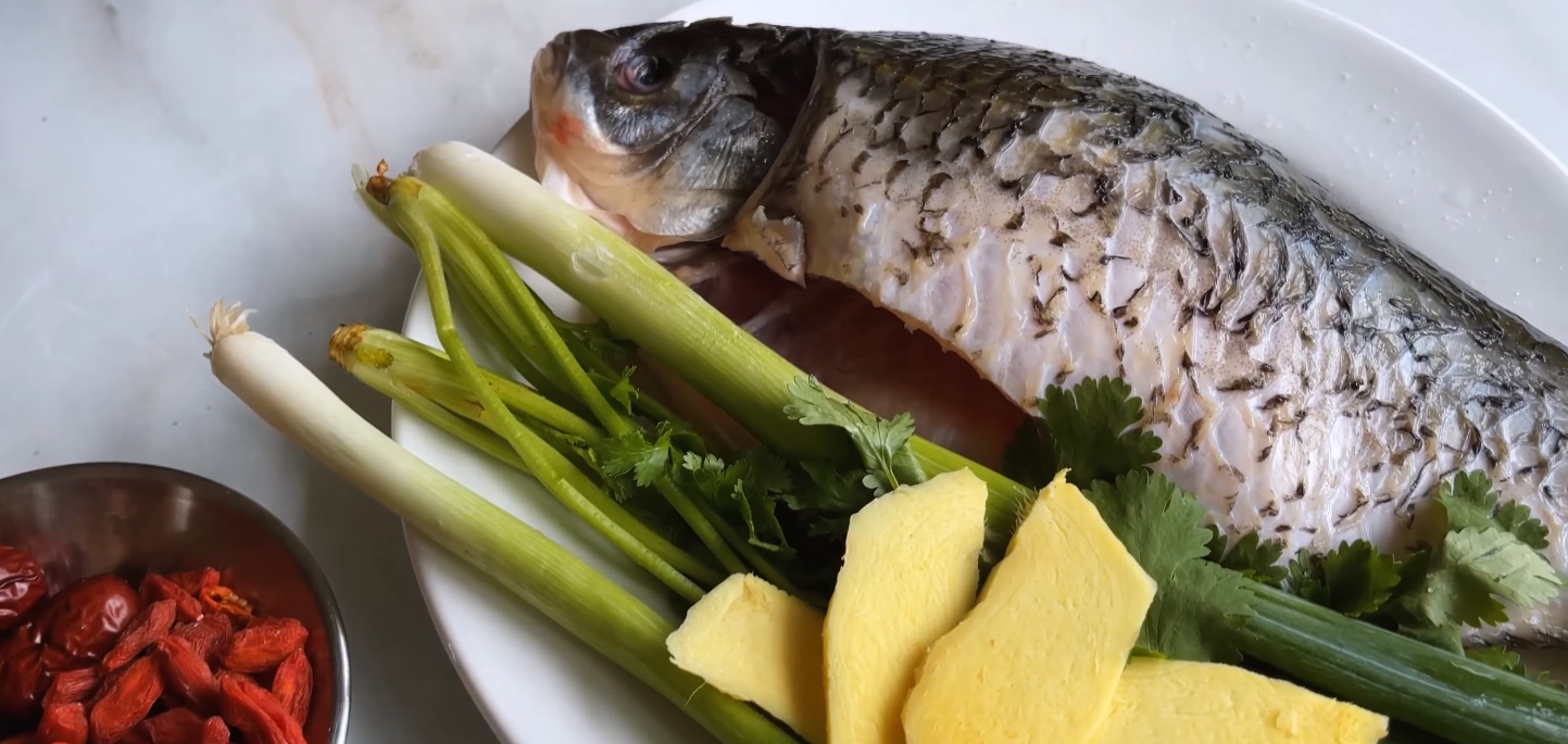 Nấu canh cá bằng nước nóng hay lạnh? Bấy lâu làm sai bảo sao thịt cá không mềm, dinh dưỡng giảm 1 nửa và còn rất tanh - 6
