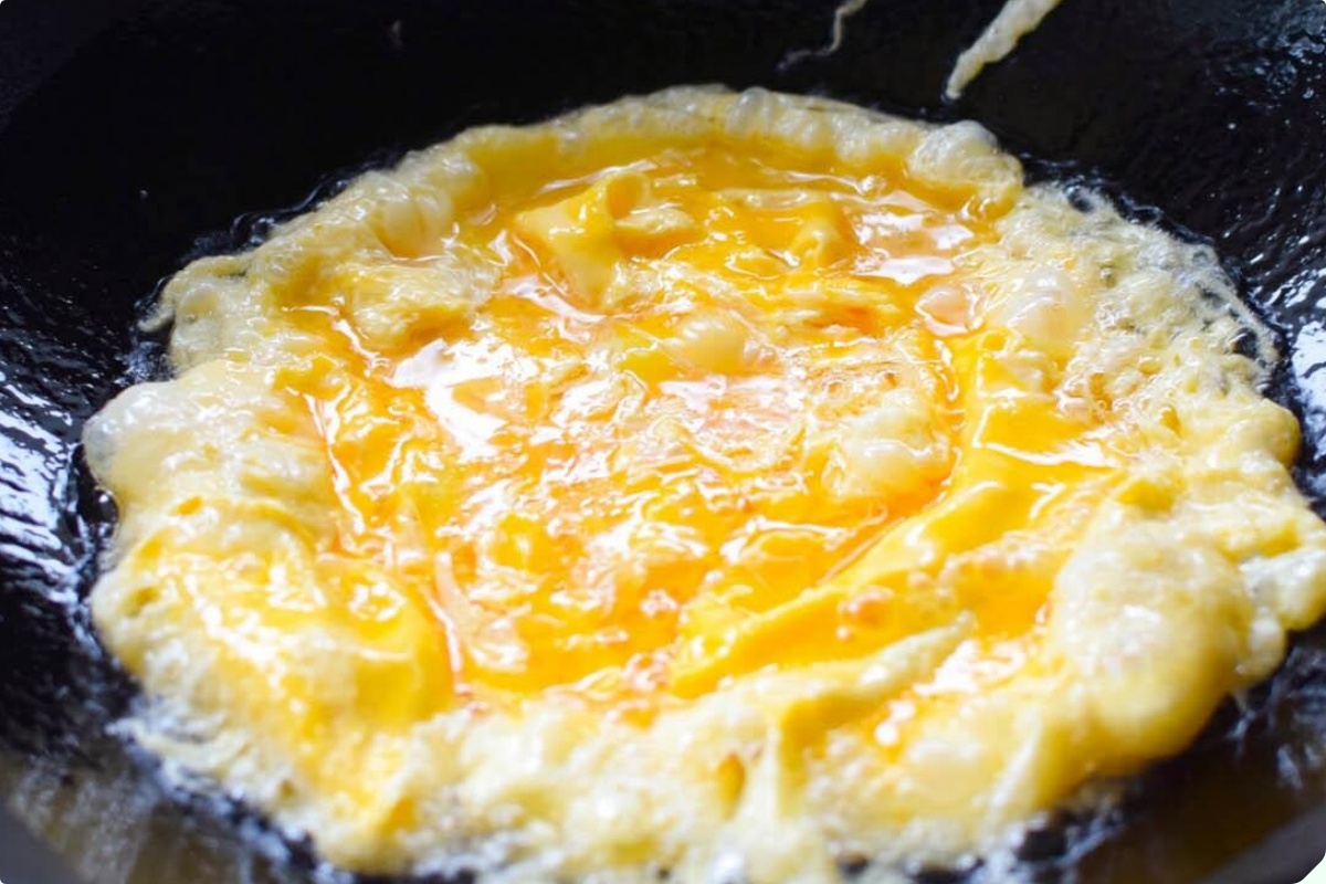 Rang cơm nên cho trứng hay chiên cơm trước? Đầu bếp mách nhỏ 1 bí kíp, hạt cơm mềm và trong veo - 2