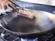 Bếp Eva - Chảo sắt mới mua đừng dùng ngay, lấy miếng thịt lợn làm điều này, chảo để được lâu lại không bị sát