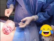 Cưng xỉu giây phút em bé chào đời của sản phụ 45 tuổi làm thụ tinh ống nghiệm