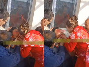 Tin tức - Cô dâu dùng miệng mớm nước dâng trà cho bố chồng vì quan khách nói đó là phong tục, thái độ chứng kiến của chú rể còn gây choáng váng hơn