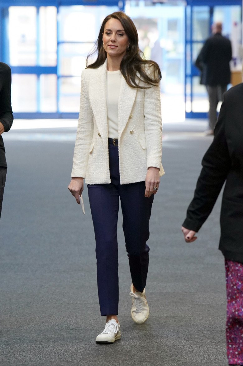 Meghan Markle rời hoàng gia được tung hô amp;#34;icon phong cáchamp;#34; nhưng khoản giày dép cần học Kate Middleton - 12