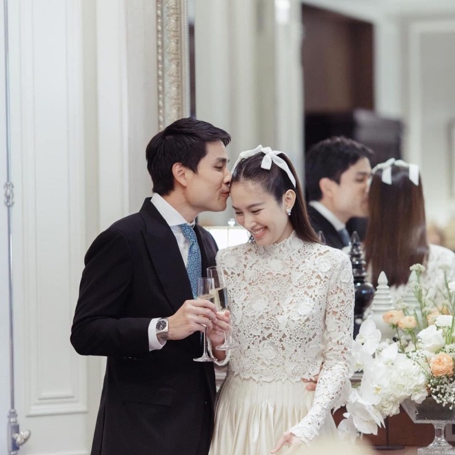 Nhiều người háo hức chờ đợi đám cưới cô.