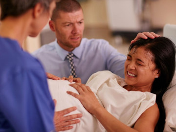 Con dâu chuyển dạ đau dữ dội xin tiêm giảm đau, mẹ chồng mắng không biết hy sinh vì con