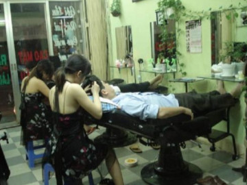 Nghề lạ bới đen tìm trắng hái ra tiền, khách vào nườm nượp, ra về trông trẻ thêm mấy tuổi