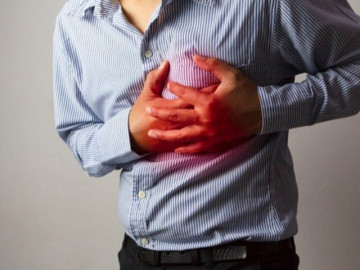 Nam họa sĩ đang trò chuyện thì phải đi cấp cứu, vì sao nhiều người trông khỏe mạnh bỗng bị tai biến?