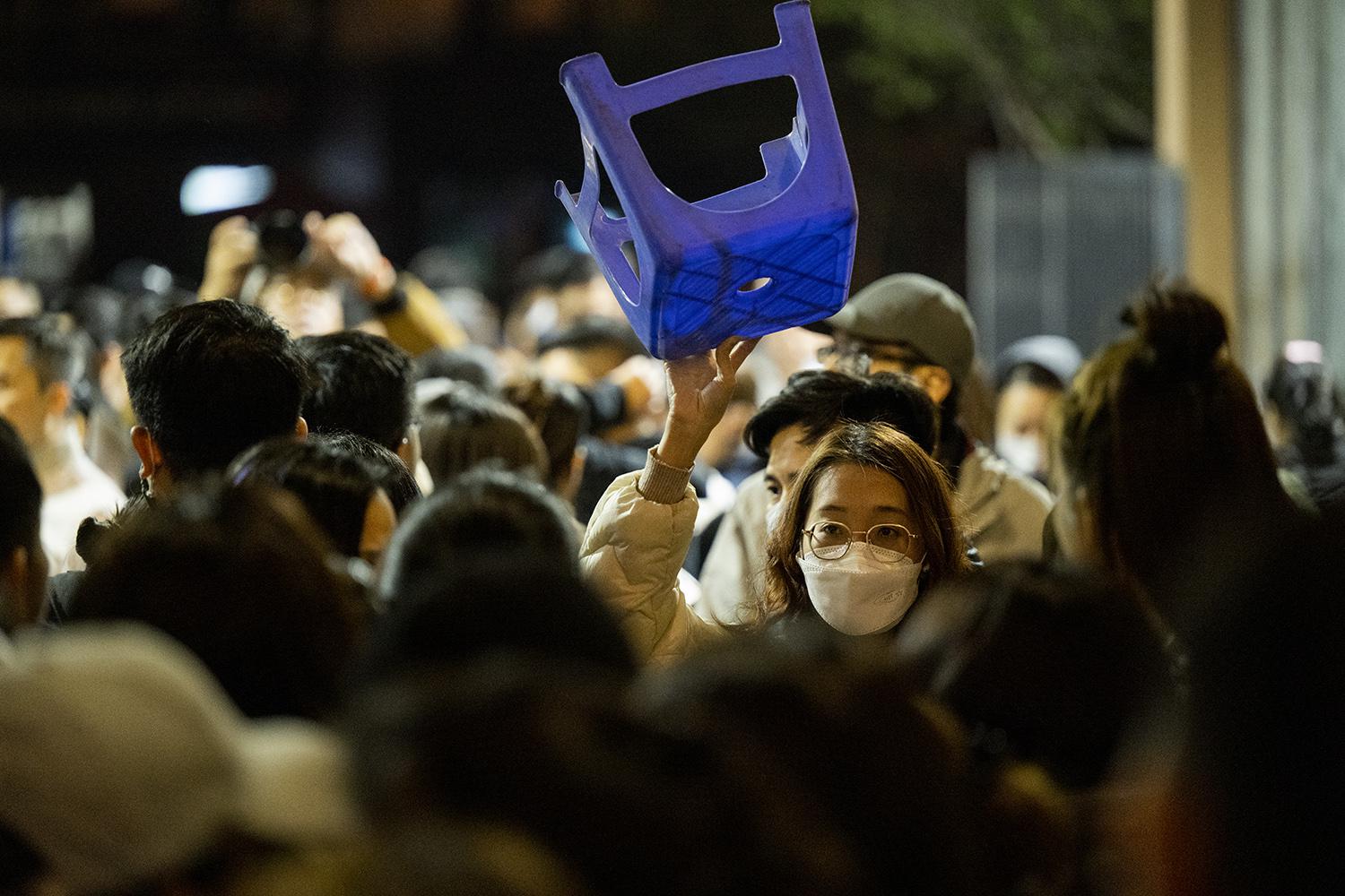 Biết thông tin nhà trường phát hành hồ sơ tuyển sinh lớp 1 với số lượng không nhiều, sợ đến muộn sẽ không còn cơ hội, một số phụ huynh quyết định thức trắng đêm để đến trường thật sớm, xếp hàng mua hồ sơ cho con.