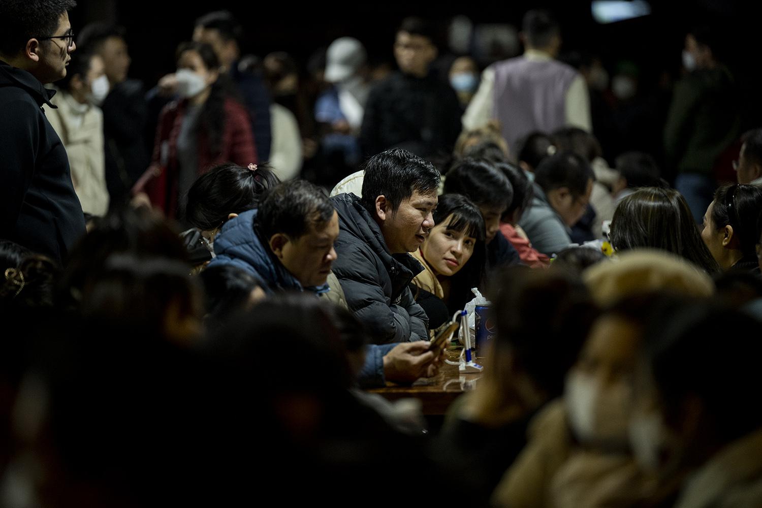 HN: Phụ huynh xếp hàng cả đêm để tranh suất cho con vào trường hội nhà giàu - 5