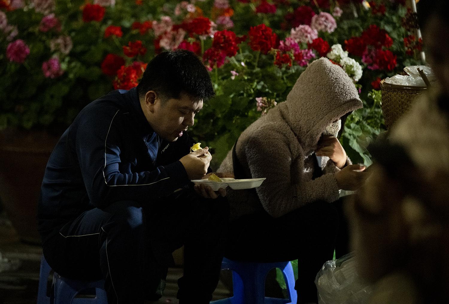 HN: Phụ huynh xếp hàng cả đêm để tranh suất cho con vào trường hội nhà giàu - 9