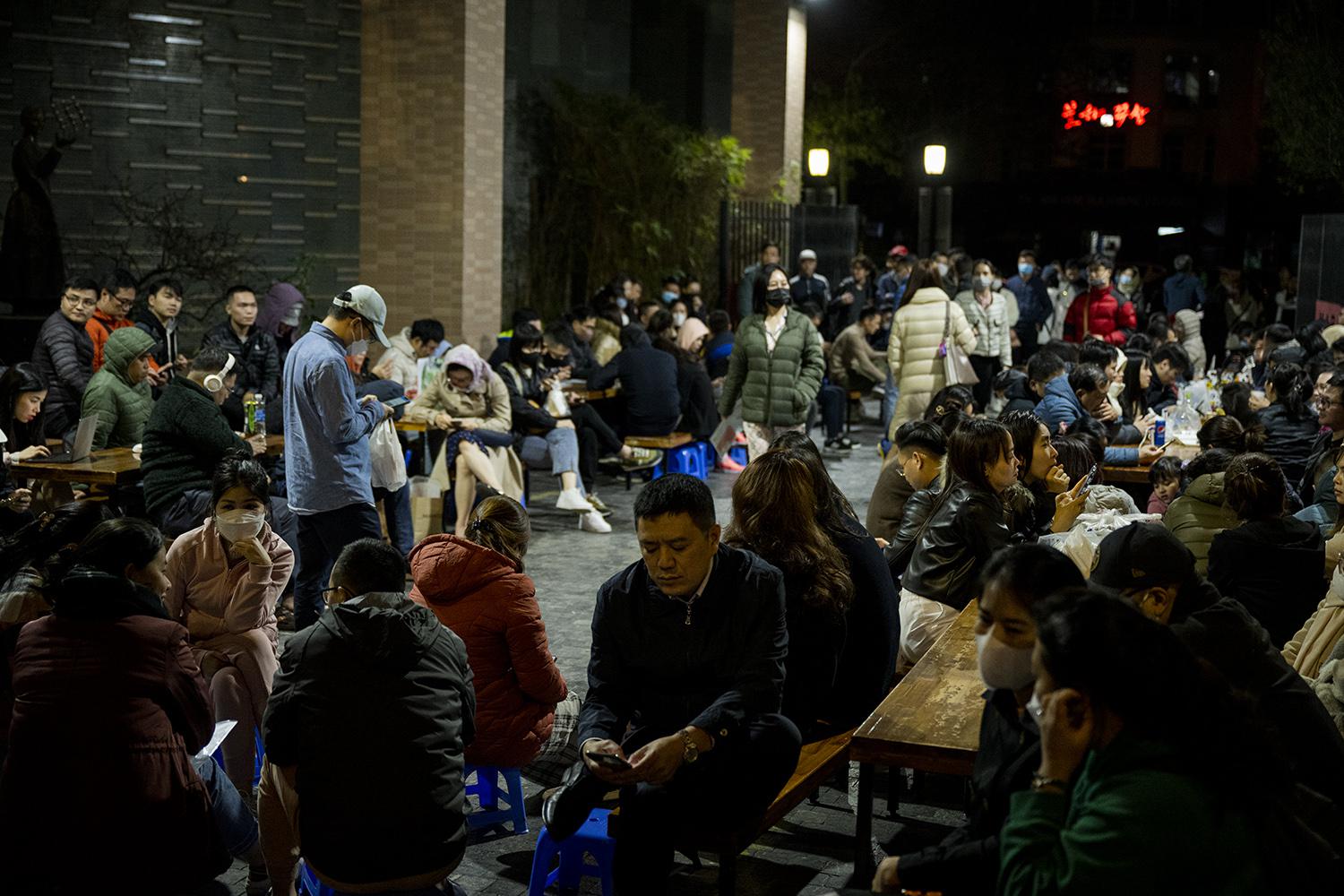 Khu vực phát số thứ tự đăng ký dự tuyển kín người xếp hàng